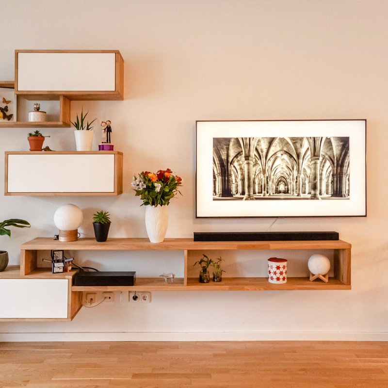 living room with wall decorations and hardwood floor